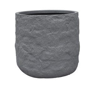 Könnte beinhalten: Ein grauer, strukturiert aussehender Pflanztopf in Steinoptik mit zylindrischer Form. Der Pflanztopf hat eine raue, unebene Oberfläche und ein dunkles Inneres. Ideal für Innen- oder Außenpflanzen.