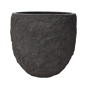 Könnte beinhalten: Ein dunkelgrauer, strukturierter, steinähnlicher Pflanztopf mit einer abgerundeten, ovalen Form. Der Pflanztopf hat eine raue, unebene Oberfläche und eine weite Öffnung oben. Der Pflanztopf ist für den Außen- oder Innenbereich konzipiert.