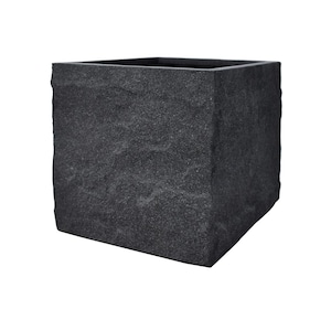 Könnte beinhalten: Ein dunkelgrauer, quadratischer Pflanzkübel mit einer strukturierten, steinartigen Optik. Der Pflanzkübel hat ein schlichtes, modernes Design und ist für den Innen- oder Außenbereich geeignet. Der Pflanzkübel misst ca. 30 cm pro Seite.