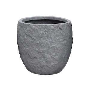 Könnte beinhalten: Ein grauer, steintexturierter Pflanztopf mit einer breiten, ovalen Öffnung. Der Pflanztopf hat eine raue, unebene Oberfläche und eine abgerundete Form. Ideal für den Innen- oder Außenbereich, ist dieser Pflanztopf eine dekorative Ergänzung.