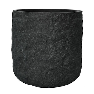 Könnte beinhalten: Ein großer, dunkelgrauer Pflanzkübel mit einer strukturierten, steinartigen Oberfläche. Der zylindrische Topf hat einen abgerundeten Boden und eine breite Öffnung. Geeignet für den Innen- und Außenbereich, ideal für verschiedene Pflanzen.