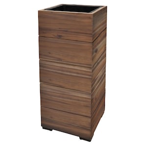 Könnte beinhalten: Ein hoher, rechteckiger Holzpflanzkübel mit dunklem Innenraum. Der Pflanzkübel besteht aus horizontalen Holzbrettern, wodurch ein geschichteter Effekt entsteht. Das Holz hat einen natürlichen, warmen Braunton. Der Pflanzkübel steht auf einer kleinen Basis.