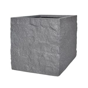 Könnte beinhalten: Ein grauer, quadratischer Pflanzkübel mit einer strukturierten, steinartigen Oberfläche. Der Pflanzkübel hat eine rechteckige Form und ist für den Außen- oder Innenbereich geeignet. Die neutrale Farbe ergänzt verschiedene Pflanzen- und Einrichtungsstile.