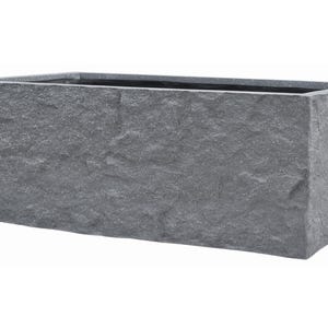 Könnte beinhalten: Ein rechteckiger, grauer Steinpflanzkübel mit rauer, strukturierter Oberfläche. Der Pflanzkübel hat ein schlichtes, offenes Design, das sich für den Außen- oder Innenbereich eignet. Die Abmessungen des Pflanzkübels betragen ca. 61 cm lang, 25 cm breit und 25 cm hoch.
