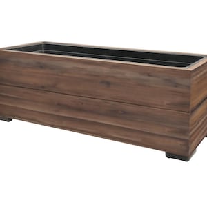 Può includere: Una fioriera rettangolare in legno con finitura marrone scuro. La fioriera ha un interno nero ed è costruita con assi di legno orizzontali. Poggia su piccoli piedini quadrati.