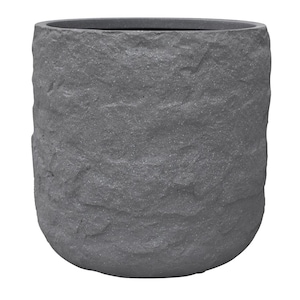 Könnte beinhalten: Ein grauer, steintexturierter Pflanztopf mit rundem Boden und breiter Öffnung. Der Pflanztopf hat eine raue, unebene Oberfläche, die ihm ein natürliches, verwittertes Aussehen verleiht. Ideal für den Innen- oder Außenbereich, verleiht er jedem Raum einen rustikalen Touch.