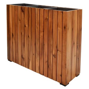 Op de afbeelding: Een rechthoekige houten plantenbak met drie compartimenten. De plantenbak is gemaakt van verticale houten planken, met een natuurlijke houtnerf. De binnencompartimenten zijn donker en contrasteren met de lichtbruine buitenkant.