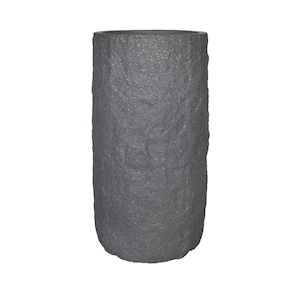 Könnte beinhalten: Eine hohe, zylindrische Vase mit einer strukturierten, dunkelgrauen Außenseite. Die Vase hat ein raues, steinartiges Aussehen und eine breite Öffnung an der Oberseite. Das Design ist schlicht und modern, passend für verschiedene Einrichtungsstile.
