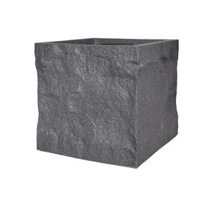 Könnte beinhalten: Ein quadratischer, dunkelgrauer Pflanzkübel mit einer strukturierten, steinartigen Oberfläche. Der Pflanzkübel hat eine raue, unebene Oberfläche und eine einfache, offene Oberseite. Das Design ist modern und für den Außen- oder Innenbereich geeignet.