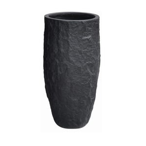 Könnte beinhalten: Eine hohe, dunkelgraue, strukturierte Vase mit einer weiten Öffnung. Die Vase hat ein raues, steinartiges Aussehen und eine leicht konische Form. Es ist ein dekorativer Artikel für den Innen- oder Außenbereich.