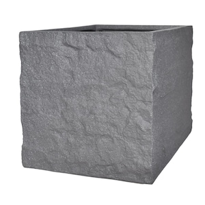 Könnte beinhalten: Ein quadratischer, grauer Pflanzkübel mit einer strukturierten, steinartigen Oberfläche. Der Pflanzkübel hat ein schlichtes, modernes Design, perfekt für den Innen- oder Außenbereich. Die neutrale Farbe ergänzt verschiedene Pflanzen- und Einrichtungsstile.
