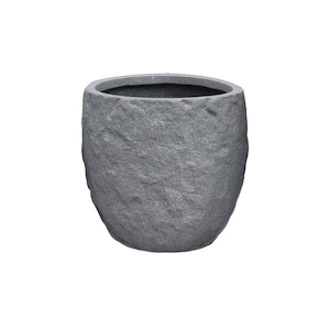 Könnte beinhalten: Ein grauer, steintexturierter Pflanztopf mit ovaler Öffnung. Der Pflanztopf hat eine raue, unebene Oberfläche und einen abgerundeten Boden. Dieser dekorative Pflanztopf ist für den Innen- und Außenbereich geeignet.