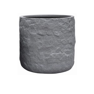 Könnte beinhalten: Ein grauer, zylindrischer Pflanztopf mit einer strukturierten, steinartigen Optik. Der Pflanztopf hat eine breite Öffnung und einen abgerundeten Boden. Die Außenseite hat eine raue, unebene Oberfläche, die eine natürliche, verwitterte Ästhetik suggeriert.