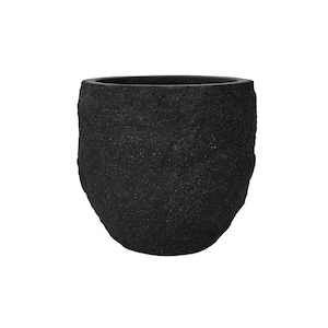 Könnte beinhalten: Ein schwarzer, strukturiert aussehender Pflanztopf mit einer breiten Öffnung. Der Pflanztopf hat eine abgerundete Form und eine raue, unebene Oberfläche. Dieser dekorative Topf ist für den Innen- und Außenbereich geeignet.