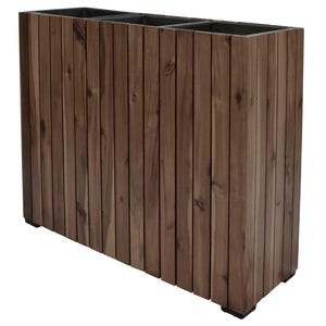 Puede incluir: Una jardinera rectangular de madera con tres compartimentos. La jardinera está construida con tablones de madera verticales, que muestran una veta de madera natural. El interior es de color oscuro. La jardinera está diseñada para uso en exteriores o interiores.