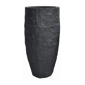 Könnte beinhalten: Ein hoher, dunkelgrauer Pflanzkübel mit einer strukturierten, steinartigen Optik. Der Pflanzkübel hat eine zylindrische Form mit einem leicht breiteren oberen Teil und einer rauen, unebenen Oberfläche. Ideal für den Innen- oder Außenbereich.