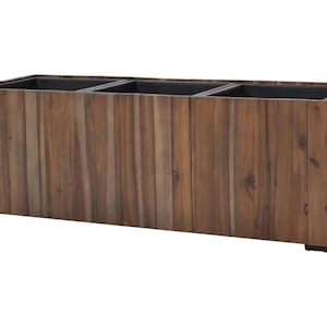 Op de afbeelding: Een rechthoekige houten plantenbak met drie interne compartimenten. De plantenbak is gemaakt van verticale houten planken, met een natuurlijke houtnerf. De interne compartimenten zijn donker en de plantenbak staat op kleine zwarte voetjes.