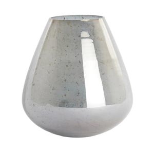 Puede incluir: Un jarrón decorativo en forma de pera con un acabado gris plateado moteado. El jarrón tiene una base ancha que se estrecha hacia arriba. El vidrio tiene una cualidad reflectante, creando un efecto brillante.
