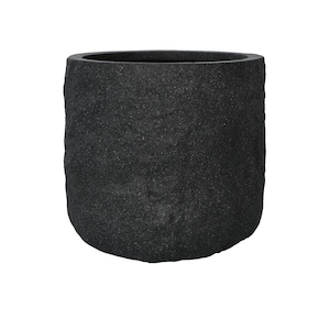 Könnte beinhalten: Ein dunkelgrauer, zylindrischer Pflanztopf mit einer strukturierten, steinartigen Oberfläche. Der Pflanztopf hat eine breite Öffnung und einen abgerundeten Boden. Die Außenseite hat eine raue, unebene Oberfläche. Ideal für den Innen- oder Außenbereich.