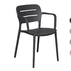 Può includere: Una sedia in plastica nera con schienale a doghe e braccioli. La sedia ha un design semplice e moderno.
