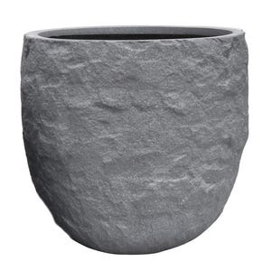 Könnte beinhalten: Ein grauer, steintexturierter Pflanztopf mit abgerundetem Boden und breiter Öffnung. Der Pflanztopf hat eine raue, naturalistische Oberfläche, geeignet für den Außen- oder Innenbereich. Die Farbe ist ein gedämpftes Grau.