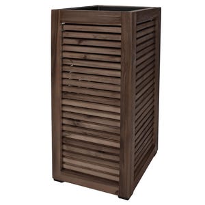 Peut inclure: Un grand pot de fleurs rectangulaire en bois avec un design à lattes. Le pot est en bois brun foncé et a un dessus carré. Les côtés présentent des lattes horizontales, créant un aspect texturé. Convient pour l'intérieur ou l'extérieur.