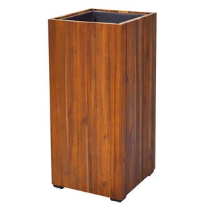 Puede incluir: Una jardinera alta y rectangular de madera con un acabado de vetas de madera natural. La jardinera está hecha de tablones de madera verticales y tiene un interior oscuro. Se apoya sobre pequeños pies negros.