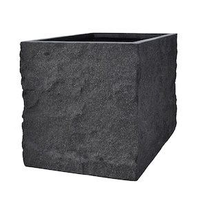 Könnte beinhalten: Ein dunkelgrauer, quadratischer Pflanzkübel mit einer strukturierten, steinartigen Oberfläche. Der Pflanzkübel hat eine raue, unebene Oberfläche und eine rechteckige Öffnung an der Oberseite. Das Design ist modern und für den Außen- oder Innenbereich geeignet.