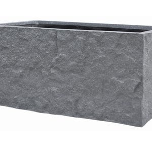 Könnte beinhalten: Ein rechteckiger, grauer Steinpflanzkübel mit rauer, strukturierter Oberfläche. Der Pflanzkübel hat ein schlichtes, modernes Design und ist für den Außenbereich geeignet. Die Abmessungen des Pflanzkübels betragen ca. 61 cm lang, 30 cm breit und 30 cm hoch.