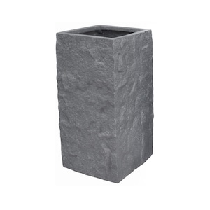 Könnte beinhalten: Ein hoher, quadratischer, grauer Pflanzkübel mit einer strukturierten, steinartigen Optik. Der Pflanzkübel hat eine rechteckige Öffnung oben und ist für den Außen- oder Innenbereich geeignet. Die Höhe des Pflanzkübels beträgt ca. 76 cm.