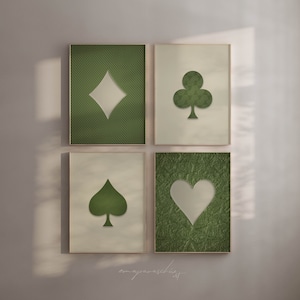 Set di 4 carte da gioco verde scuro, stampabili, da parete, con simboli di cuore, quadri, fiori e picche, decorazione minimalista retrò anni '70.
