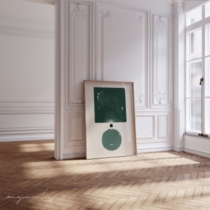 Peut inclure: Une impression d'art abstrait encadr&eacute;e avec un carr&eacute; vert et un cercle vert sur fond blanc. L'impression est accroch&eacute;e &agrave; un mur blanc avec des moulures orn&eacute;es.