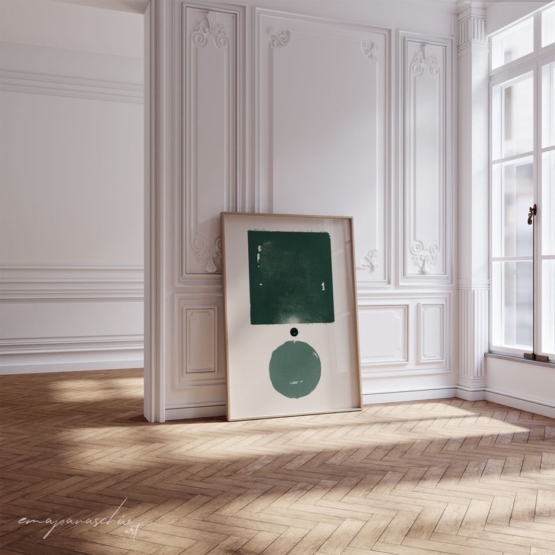 Peut inclure: Une impression d'art abstrait encadr&eacute;e avec un carr&eacute; vert et un cercle vert sur fond blanc. L'impression est accroch&eacute;e &agrave; un mur blanc avec des moulures orn&eacute;es.