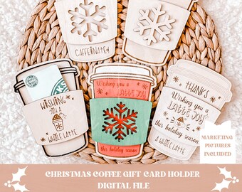 Könnte beinhalten: Satz von fünf Holz-Geschenkkartenhaltern in Form von Kaffeetassen mit Weihnachtsmotiven. Die Halter zeigen Schneeflocken, die Worte "Merry", "Caffeinated", "Wishing you a whole latte", "Wishing you a latte joy" und "Thanks Wishing you a latte joy".