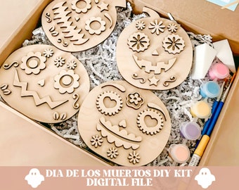 Puede incluir: Un kit de bricolaje para crear calabazas de calavera de azúcar del Día de Muertos. El kit incluye cuatro formas de calabaza de madera sin terminar, pintura, pinceles y una esponja. El kit viene en una caja de cartón marrón con papel triturado blanco en el interior.