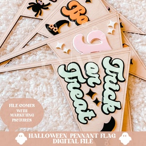 K&ouml;nnte beinhalten: Ein Satz von f&uuml;nf Holz-Wimpelflaggen mit Halloween-Motiv. Die Flaggen sind mit verschiedenen Halloween-Motiven verziert, darunter eine Spinne, ein Hexenhut, ein Geist und die Worte "Boo", "Trick" und "Treat".