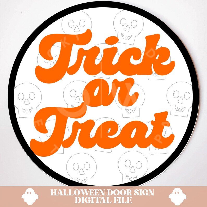 Pode incluir: Um sinal de porta de Halloween redondo, branco com borda preta. O sinal apresenta um padr&atilde;o repetitivo de caveiras brancas e o texto "Trick or Treat" em letras laranja de estilo retr&ocirc;.