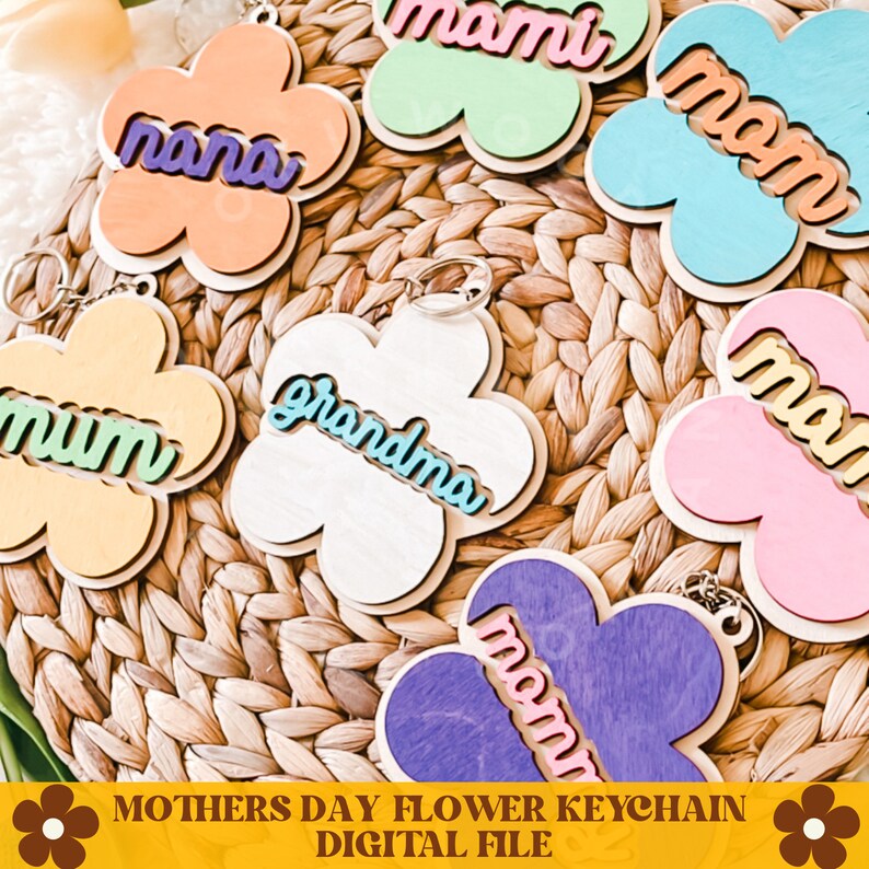K&ouml;nnte beinhalten: Sechs Schl&uuml;sselanh&auml;nger aus Holz in Blumenform mit verschiedenen Farben und den Worten "mama", "mummy", "nana", "grandma", "mom" und "mom" darauf geschrieben. Muttertags-Blumen-Schl&uuml;sselanh&auml;nger Digitaler Datei.