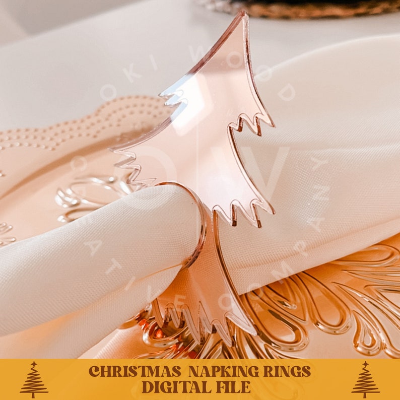 Puede incluir: Anillo de servilleta de &aacute;rbol de Navidad de oro rosa. El anillo est&aacute; hecho de pl&aacute;stico transparente y tiene la forma de un &aacute;rbol de Navidad. Es un archivo digital.
