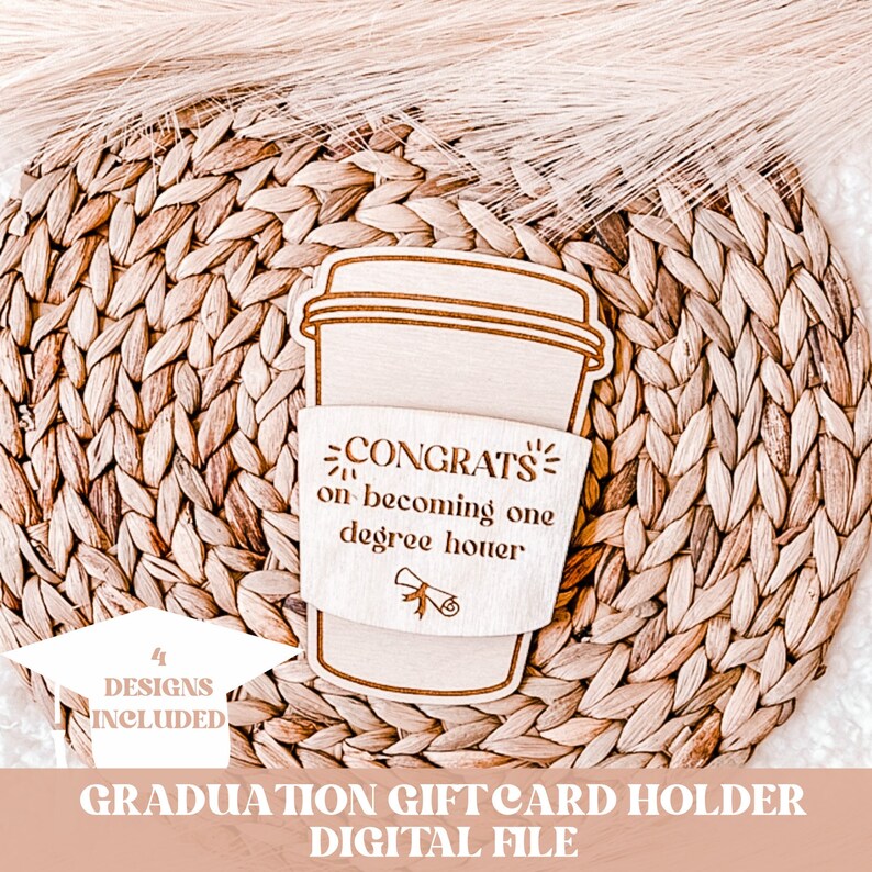Pode incluir: Porta-cart&atilde;o de presente de madeira em forma de x&iacute;cara de caf&eacute; com o texto "CONGRATS on becoming one degree houer" e um &iacute;cone de chap&eacute;u de formatura. O porta-cart&atilde;o est&aacute; sobre uma superf&iacute;cie tecida. 4 designs inclu&iacute;dos.