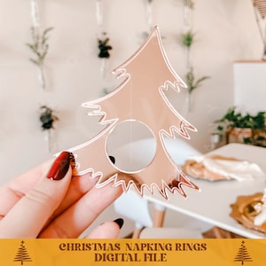 Puede incluir: Anillo de servilleta de &aacute;rbol de Navidad de oro rosa. El anillo est&aacute; hecho de acr&iacute;lico y tiene un acabado espejado. Es un archivo digital.