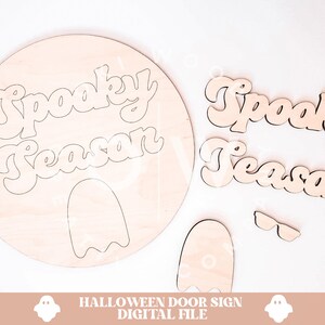 Pu&ograve; includere: Un file digitale per un cartello per porta di Halloween con le parole "Spooky Season" in un font retr&ograve;. Il cartello include un fantasma e occhiali da sole.