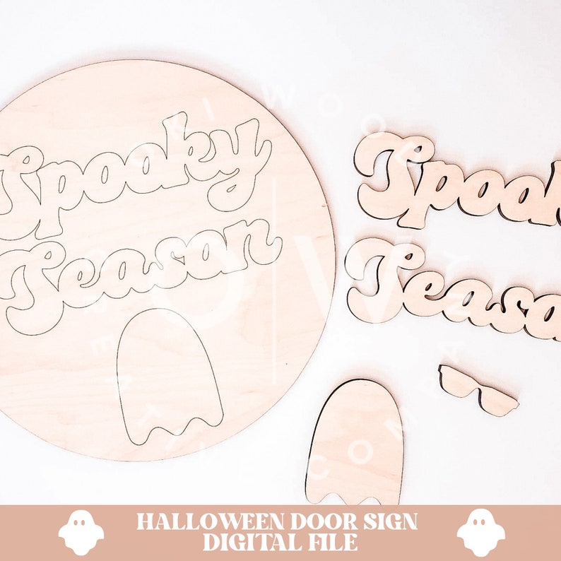Pu&ograve; includere: Un file digitale per un cartello per porta di Halloween con le parole "Spooky Season" in un font retr&ograve;. Il cartello include un fantasma e occhiali da sole.
