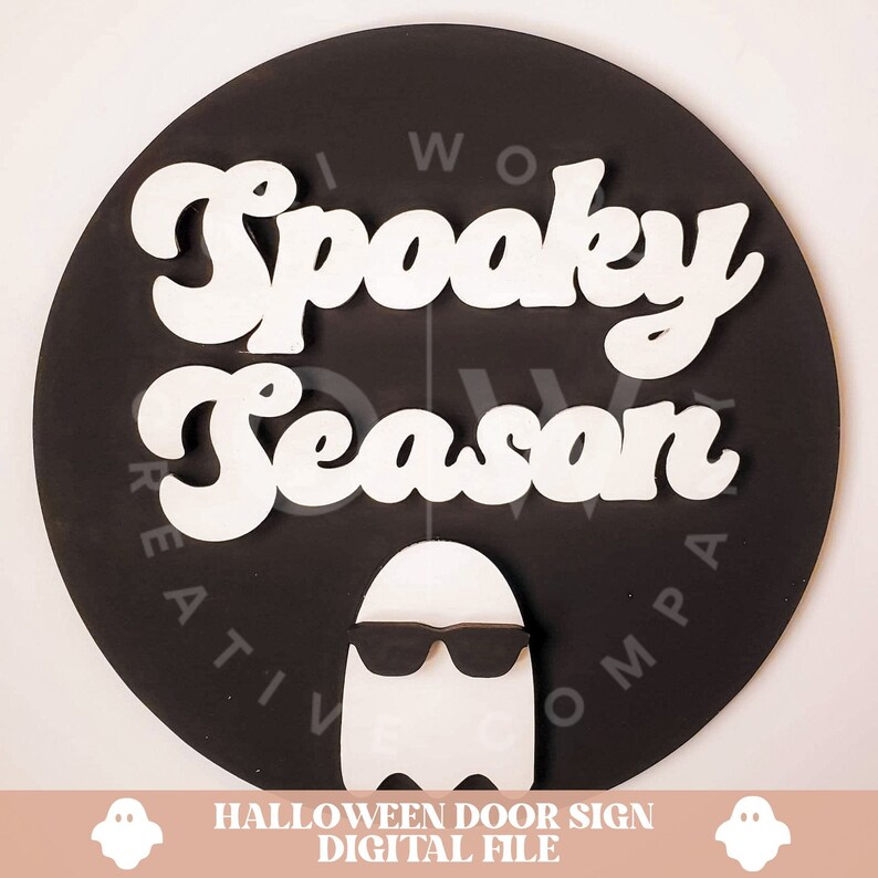 Pu&ograve; includere: Un cartello per porta di Halloween bianco e nero con il testo "Spooky Season" in un font retr&ograve;. Un fantasma bianco con occhiali da sole &egrave; appeso al cartello.