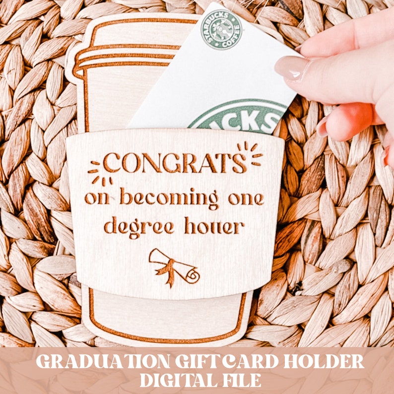 Pode incluir: Corte de madeira de uma x&iacute;cara de caf&eacute; com uma ranura para cart&atilde;o de presente e o texto "CONGRATS on becoming one degree houer" com um gr&aacute;fico de chap&eacute;u de formatura e diploma. Arquivo digital de suporte para cart&atilde;o de presente de formatura.