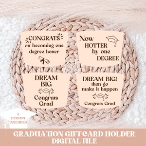 Pode incluir: Quatro designs de porta-cart&otilde;es de presente de gradua&ccedil;&atilde;o com fundo p&ecirc;ssego. Os designs incluem texto como "Congrats on becoming one degree hotter", "Now hotter by one degree", "Dream Big! Then go make it happen", e "Dream Big! Congrats Grad".