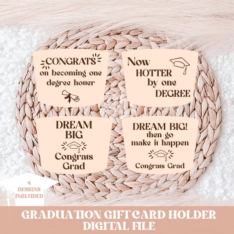 Pode incluir: Quatro designs de porta-cart&otilde;es de presente de gradua&ccedil;&atilde;o com fundo p&ecirc;ssego. Os designs incluem texto como "Congrats on becoming one degree hotter", "Now hotter by one degree", "Dream Big! Then go make it happen", e "Dream Big! Congrats Grad".