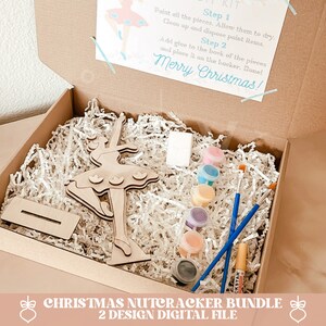 Pu&ograve; includere: Un kit di artigianato di schiaccianoci ballerina in legno in una scatola marrone con carta velina bianca. Il kit include vernice, pennelli, colla e una base in legno. Le istruzioni sulla carta recitano "Dipingere tutti i pezzi. Lasciare asciugare. Pulire e smaltire gli articoli di vernice. Passo 2. Incollare sul retro dei pezzi e posizionare sul supporto. Fatto! Buon Natale!"