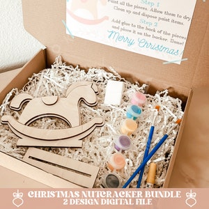 Pu&ograve; includere: Un kit di artigianato di cavallo a dondolo in legno con vernice, pennelli e colla. Il kit viene fornito in una scatola marrone con carta velina bianca. Le istruzioni sulla carta dicono "Buon Natale!" e includono due passaggi per assemblare l'artigianato. Il kit &egrave; etichettato "Christmas Nutcracker Bundle 2 Design Digital File".