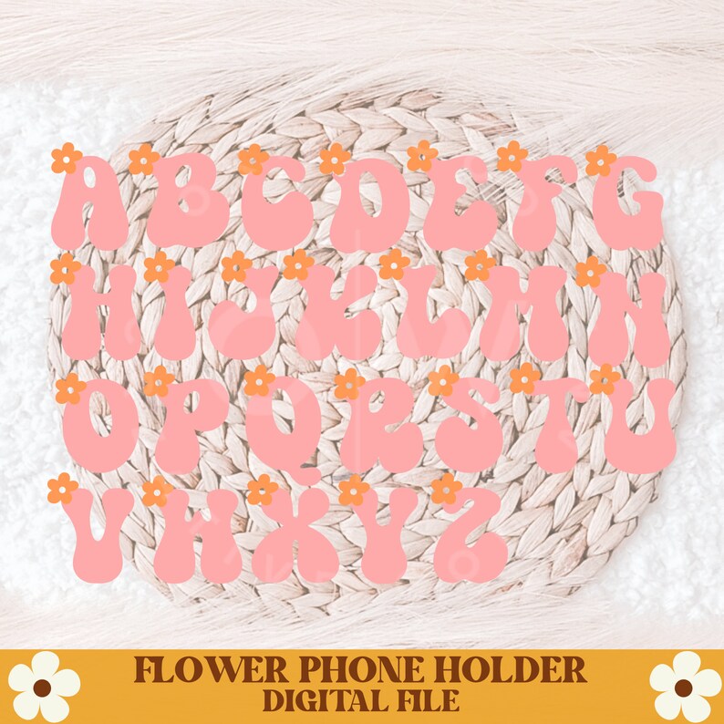Op de afbeelding: Een volledig alfabet in een groovy lettertype, elke letter is zachtroze en versierd met een kleine oranje bloem. De letters zijn gerangschikt op een geweven achtergrond. De tekst "FLOWER PHONE HOLDER DIGITAL FILE" staat onderaan.